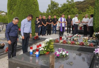 U POVODU 32. OBLJETNICE POGIBIJE ŽELJKA BIŠKUPA Gradsko izaslanstvo položilo cvijeće na grob poginulog branitelja