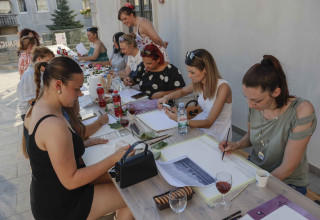 „VINORELI S POGLEDOM NA IVANČICU“ Prijavite se za radionice slikanja vinom na terasi Muzeja planinarstva u Ivancu (7. i 9. srpnja u 19 sati)