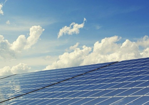 Objavljen Poziv za dodjelu sredstava „Proizvodnja električne energije iz obnovljivih izvora u prerađivačkoj industriji i toplinarstvu“ iz Modernizacijskog fonda