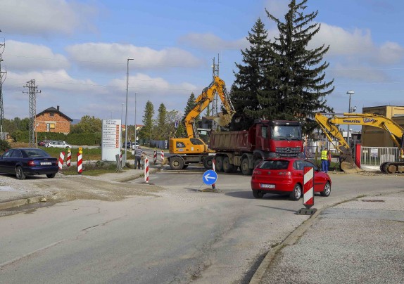 OBAVIJEST IVKOM VODA IVANEC D.O.O. Od ponedjeljka, 20. svibnja, za promet se zatvara ŽC od semafora u Ivancu prema Jerovcu