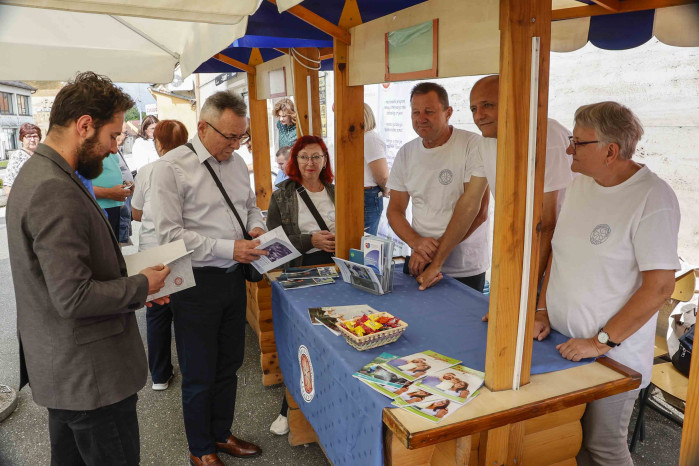 DAN PLAVOG IRISA Odličan odaziv građana akcijama podizanja svijesti o prevenciji raka debelog crijeva i liječenju ovisnosti o alkoholu
