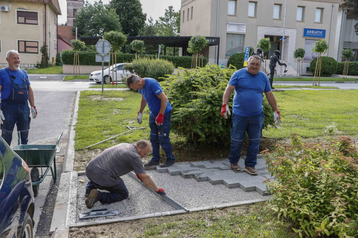 NA ZELENOJ POVRŠINI U NAZOROVOJ ULICI Danas završava uređenje parkovnih stazica