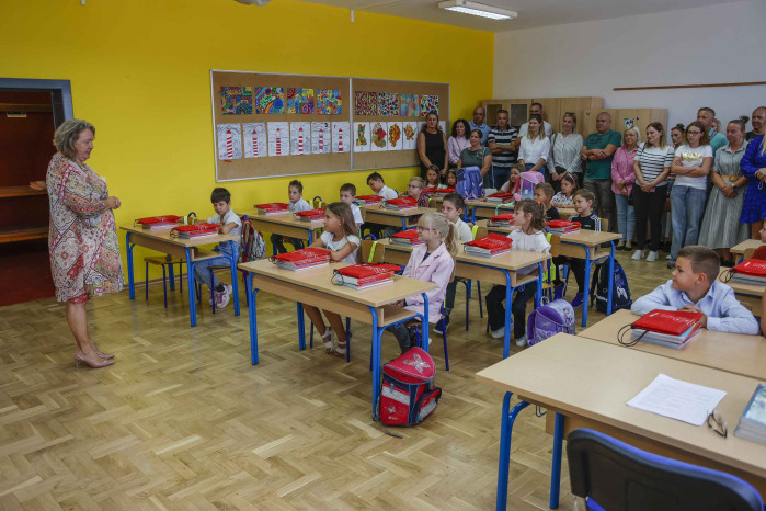 POZIV RODITELJIMA UČENIKA OD 2. DO 8. RAZREDA! Podnesite Gradu zahtjev za nadoknadu troškova za radne bilježnice i mape (od 48 € i 88 € do 124 €)