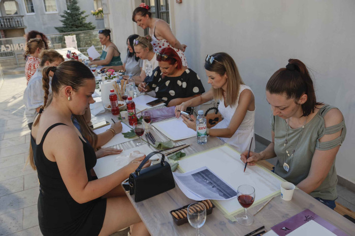 „VINORELI S POGLEDOM NA IVANČICU“ Prijavite se za radionice slikanja vinom na terasi Muzeja planinarstva u Ivancu (7. i 9. srpnja u 19 sati)