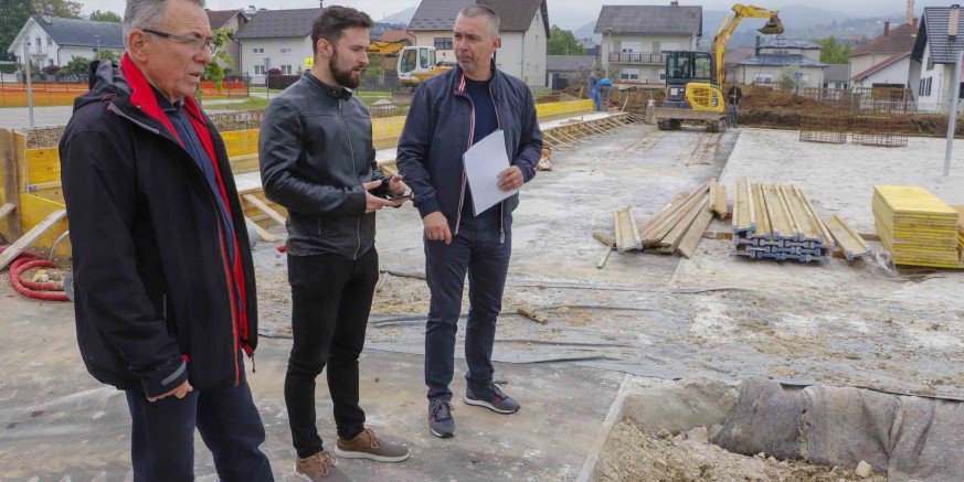 U tijeku gradnja tribina sa 150 mjesta uz dva nova igrališta za odbojku na pijesku u krugu OŠ Ivanec