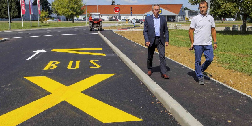 ZAVRŠENI RADOVI NA UREĐENJU NOVE PROMETNE POVRŠINE KOD DJEČJEG VRTIĆA IVANEC Novo okretište školskog autobusa, zeleni otok, parkiralište, staze, nogostupi
