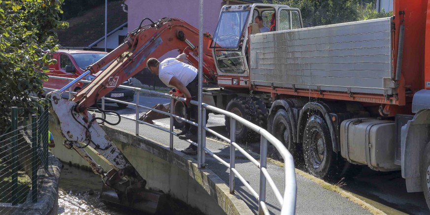 IVANEC Počelo čišćenje korita Bistrice od nanosa, kamenja,mulja i raslinja