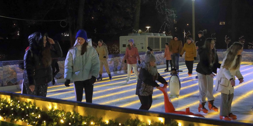LEDENA ATRAKCIJA Nastavlja se sjajna zimska zabava na prepunom klizalištu u gradskom parku