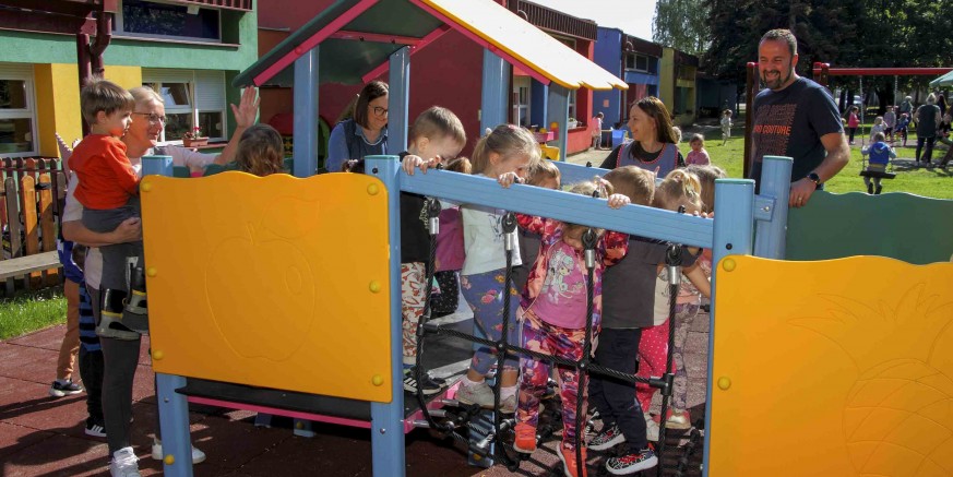 VESELJE U DJEČJEM VRTIĆU IVANČICE Mališani poletjeli na novouređeno dječje igralište u vrtićkom krugu!