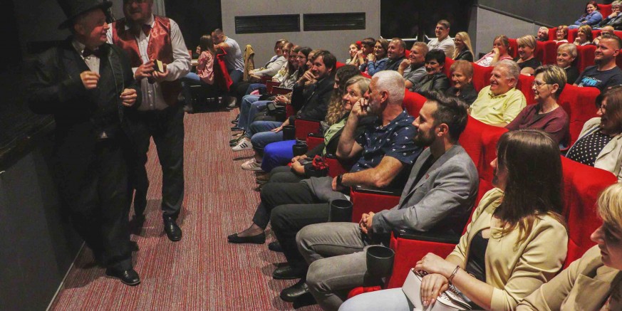 KOMEDIJAŠI U prepunom Kinu Ivanec oduševili novom predstavom Željezne hortenzije; sretno danas na državnoj smotri u Vodicama!