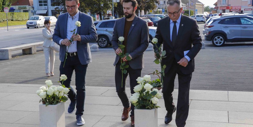 UZ DAN DRŽAVNOSTI Cvijeće na spomen obilježje poginulim ivanečkim braniteljima