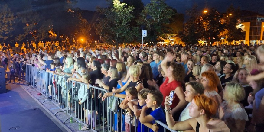 NA PAŽNJU UGOSTITELJIMA Objavljeni javni pozivi Grada Ivanca za korištenje javne površine u vrijeme koncerata i za zakup sajamskih kućica za Dane grada Ivanca i Ljeta u Ivancu