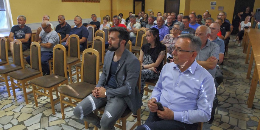 GRAĐANI PUNIKVI RESORNOM MINISTARSTVU I BIVŠEM ODGOJNOM DOMU PAHINSKO Odustanite od preseljenja štićenika u Pahinsko, stvorili ste psihozu i lošu atmosferu!