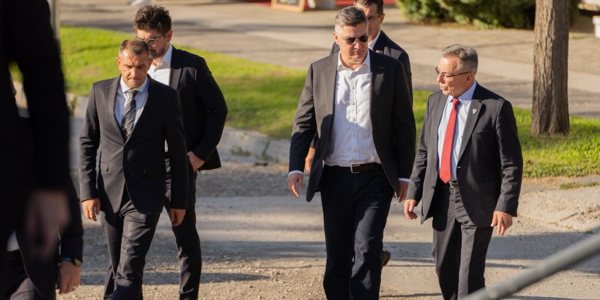 PREDSJEDNIK Z. MILANOVIĆ NA SREDIŠNJOJ SVEČANOSTI U POVODU DANA GRADA Izjavom da koaliciju HDZ-a i SDP-a u Ivancu kao autohtonu vrstu treba zaštititi u UNESCO-u, predsjednik nasmijao cijelu dvoranu!