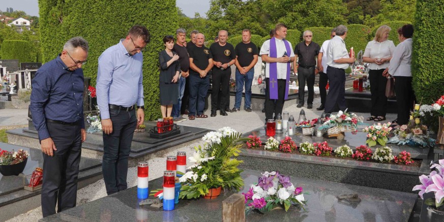 U POVODU 32. OBLJETNICE POGIBIJE ŽELJKA BIŠKUPA Gradsko izaslanstvo položilo cvijeće na grob poginulog branitelja
