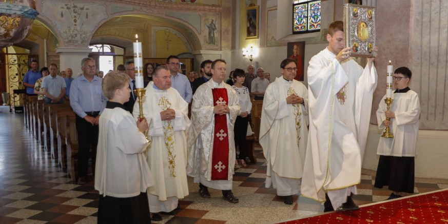 U POVODU DANA GRADA I  24. LIPNJA, BLAGDANA SV. IVANA KRSTITELJA Ivanečki župnik vlč. T. Kosec u župnoj crkvi predvodio svečanu misu