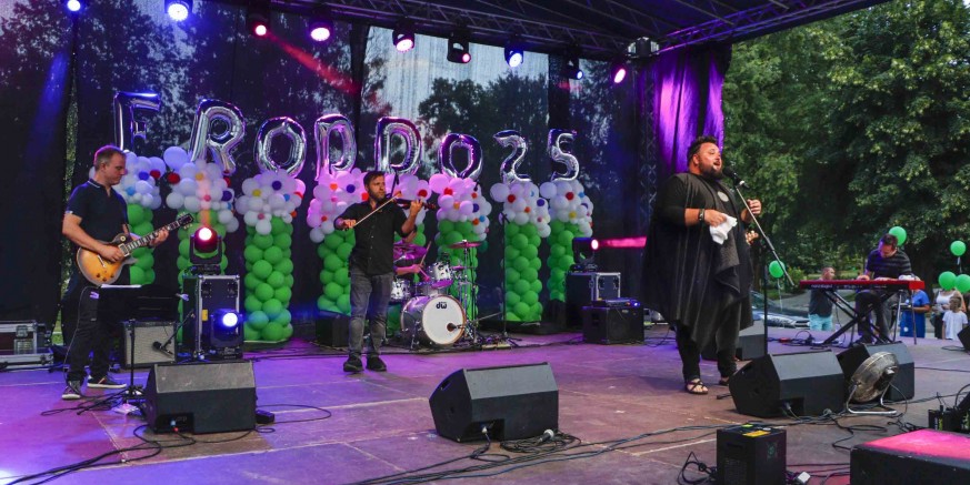 U POVODU 25 GODINA FRODDO BRANDA Na gradskoj špici „okupanoj“ u zelenim Froddo bojama, Jacques priredio veliki obiteljski koncert