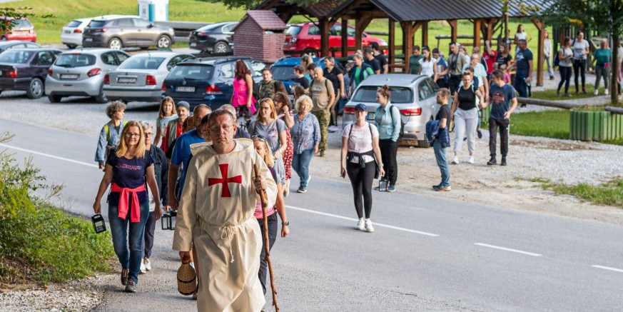PRIDRUŽITE SE U SUBOTU POHODU K ČRLENOM FRATRU NA GRADIŠČU Čekaju vas srednjovjekovne delicije, liker od ljubičice, pogled s Vražjeg stolčeka i druge atrakcije!