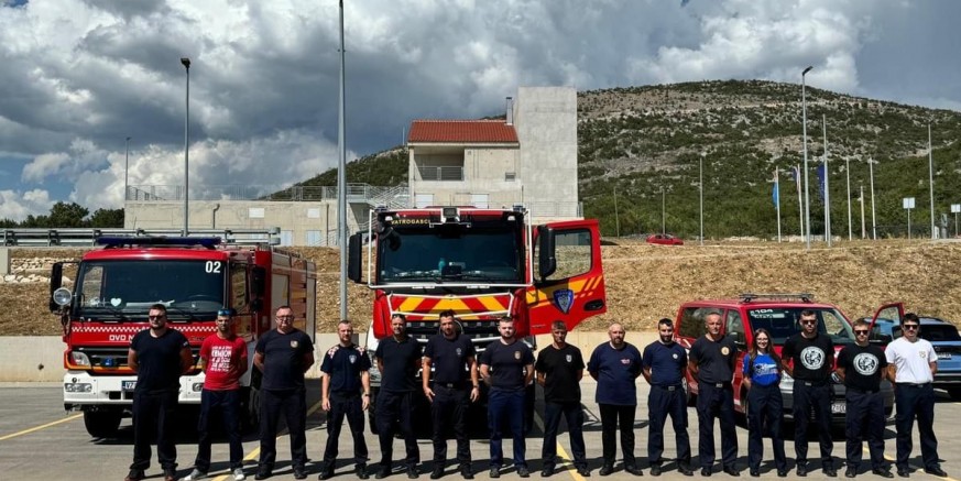 I IVANEČKI VATROGASCI GASILI VELIKI POŽAR KOD TROGIRA Autocisterna DVD-a Ivanec šestu godinu dislocirana na Jadran, Grad i vatrogasci nezadovoljni