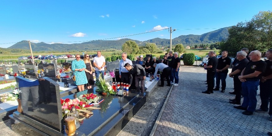 UZ OBLJETNICE POGIBIJE Na groblju Margečan odana počast poginulim braniteljima Draženu Šešetu i Ivici Cecelji