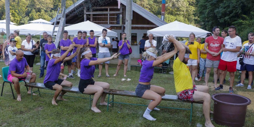 U SUBOTU, 24. KOLOVOZA, 16. STAŽNJEVEČKI SUSRETI Ne propustite stažnjevečku alku, okretnu jabuku, pivsku ribičiju, mokre igre i mnoštvo drugih zabavnih igara!