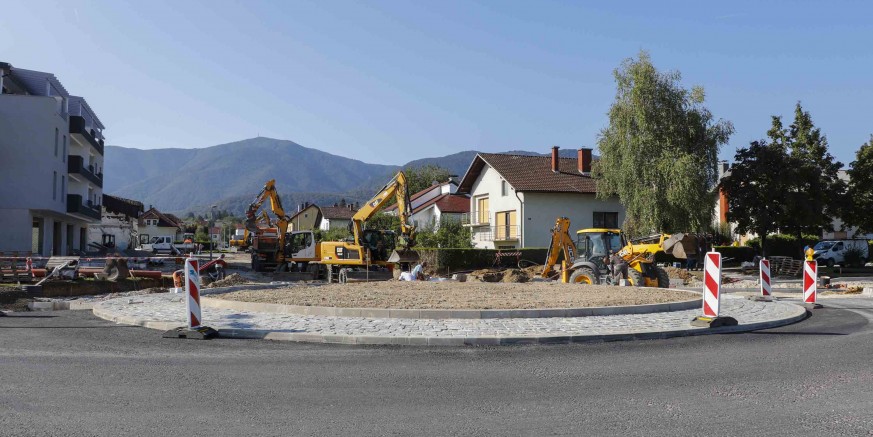 OBAVIJEST HRVATSKIH CESTA Zbog završnih radova na novom rotoru kod Kauflanda, ove subote i nedjelje zatvara se promet državnom cestom D35 na dionici od raskrižja s Varaždinskom ul. do raskrižja s Nazorovom ul.