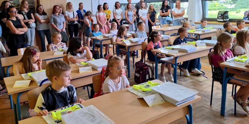 U SUSRET NOVOJ ŠK. GODINI Roditeljima isplaćeno 110 € potpore za prvašiće te od 36 do 88,80 € učenicima 2-8. razreda za radne bilježnice i mape – ako još niste, zahtjev za potporom pošaljite do 6. rujna