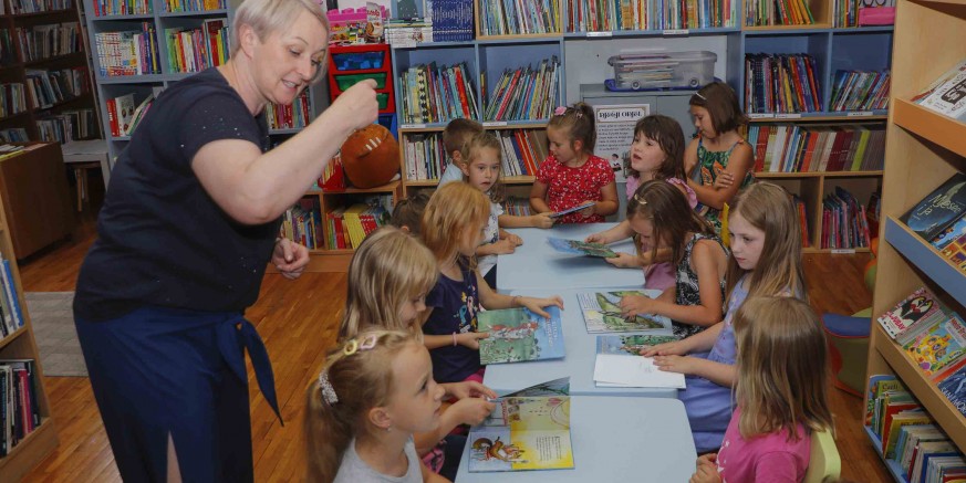U SURADNJI GRADSKE KNJIŽNICE I UČILIŠTA IVANEC Počinje novi projekt za djecu,  „Od priče do pozornice“!
