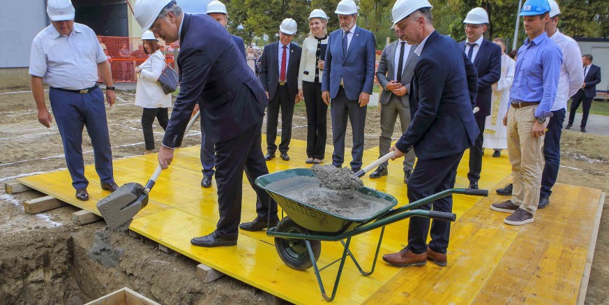 POLOŽEN KAMEN TEMELJAC ZA DOGRADNJU I REKONSTRUKCIJU OSNOVNE ŠKOLE IVANA KUKULJEVIĆA SAKCINSKOG IVANEC