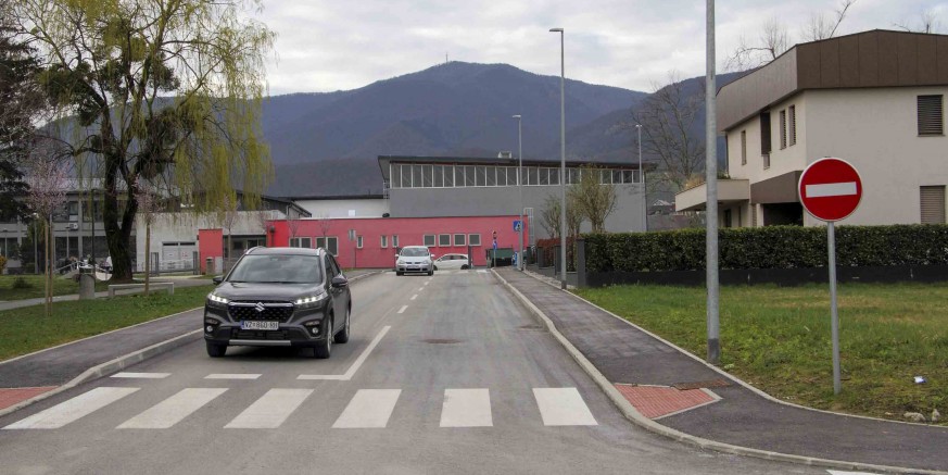 APEL RODITELJIMA UČENIKA OSNOVNE ŠKOLE IVANEC U dvorište škole vozilima ulazite samo ako je neophodno!