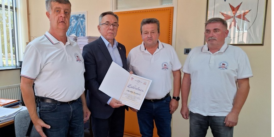 HRVATSKI ČASNIČKI ZBOR IVANEC Zahvala Gradu Ivancu na potpori u postavljanju spomen ploče poginulom ivanečkom branitelju Ž. Putaru Grdaku u Gornjem Viduševcu kod Gline