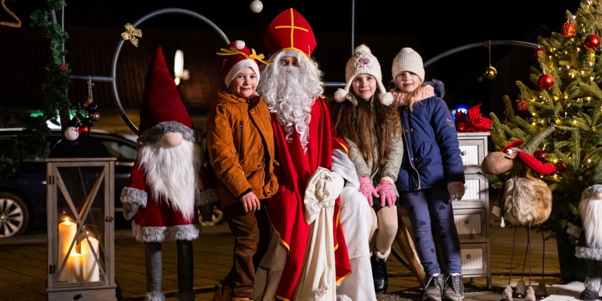 ADVENT U MARGEČANU Blagdansko okupljanje djece i odraslih na prelijepom ukrašenom Trgu sv. Margarete