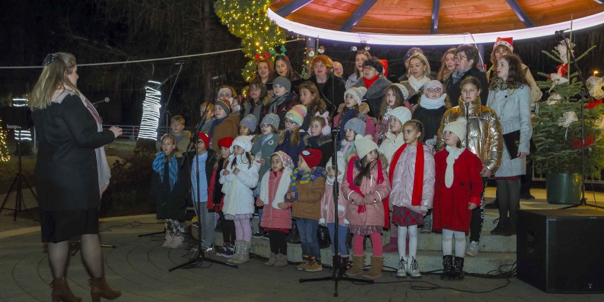 KUD RUDOLF RAJTER Pridružite se božićnom koncertu zbora odraslih i dječjeg zbora KUD-a Rudolf Rajter (petak, 27. prosinca, gradski park)