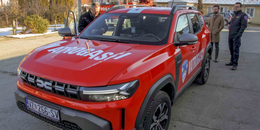NOVO VATROGASNO VOZILO  Vatrogasnoj zajednici novo zapovjedno vozilo vrijedno 27.000 €, nabavljeno iz sredstava Grada Ivanca