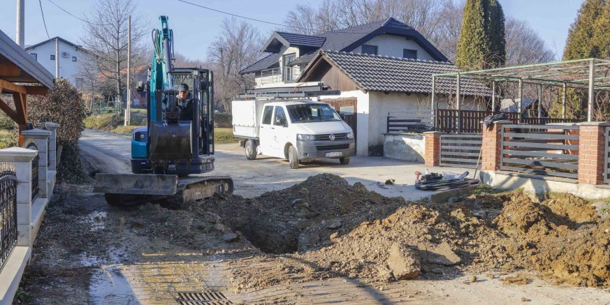 ZATVOREN PROMET KROZ PUNIKVE Počela izvedba kućnih vodovodnih priključaka, radovi intenzivirani i u ostalim naseljima