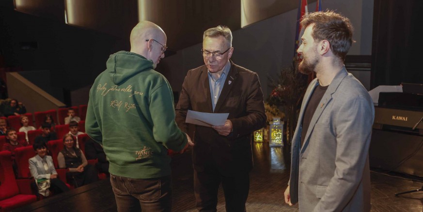 PRIJAM GRADONAČELNIKA M. BATINIĆA Dodijeljene novčane nagrade KUD-ovima i udrugama u kulturi te mladim glazbenicima za istaknute uspjehe u 2024. godini