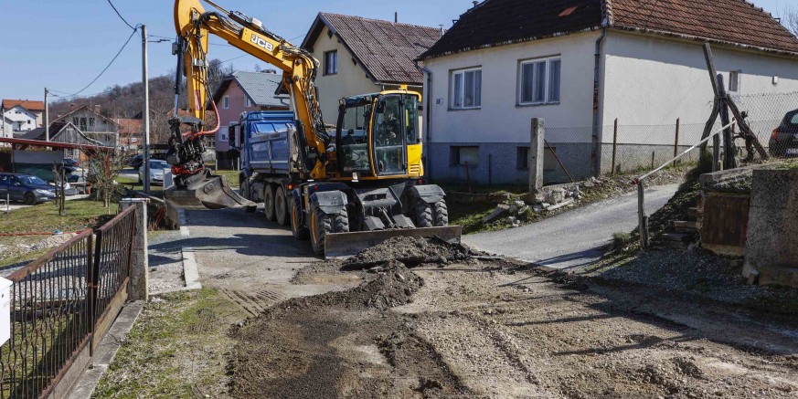 GRADSKE NERAZVRSTANE CESTE Dovršavaju se ceste iz gradskog programa 2024. – za asfaltiranje se priprema Fallerova ulica, slijede radovi u Lovrečanu i Bedencu