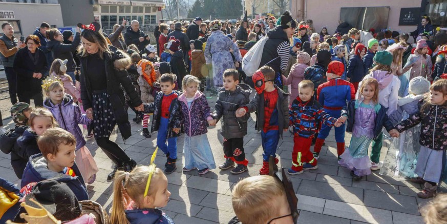 POKLADNI JE UTORAK! 250 mališana dječjih vrtića Ivančice i Bambi zaplesalo na Kinotrgu Ivanec