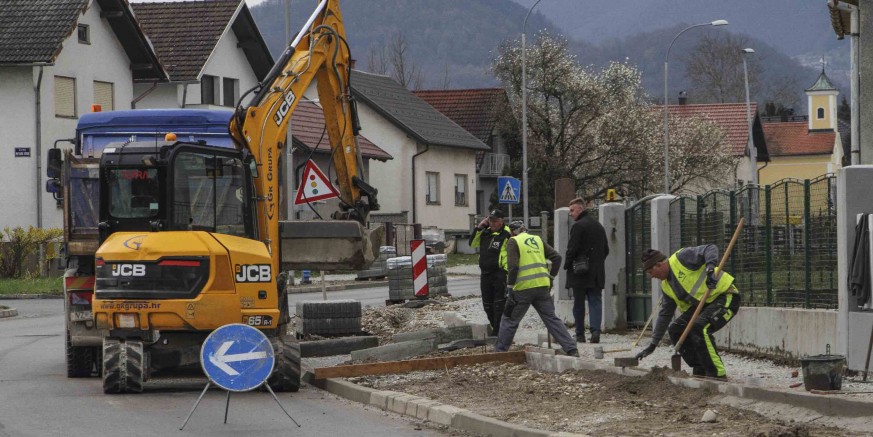 POČELI RADOVI U NAZOROVOJ Na dionici od skretanja za Kolodvorsku u pravcu semafora počelo postavljanje rubnjaka
