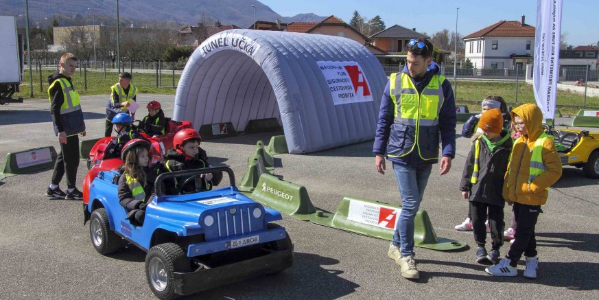 KAKVO UZBUĐENJE U OŠ IVANEC! U Programu prometne kulture učenici drugih razreda vozili autiće na mini poligonu, prošli i kroz tunel Učku!
