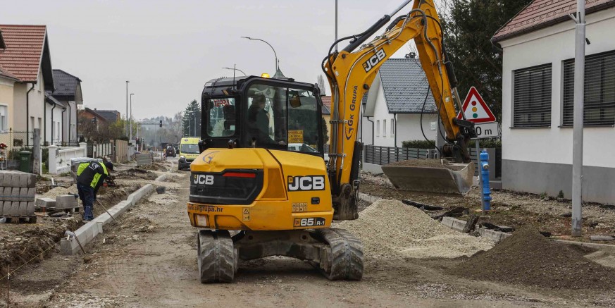 NAZOROVA ULICA  U tijeku radovi na dionici od semafora do gradske špice