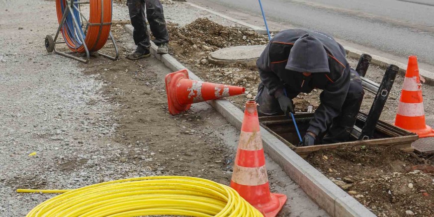 U TIJEKU GRADNJA MREŽA ŠIROKOPOJASNOG INTERNETA NA PODRUČJU GRADA IVANCA Priključak će za građane biti besplatan!
