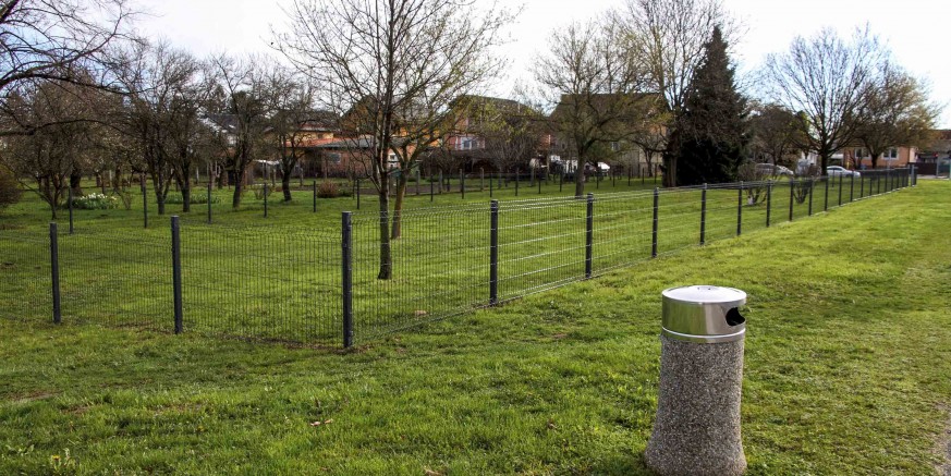 U IVANCU SE UREĐUJE PARK ZA KUĆNE LJUBIMCE Postavljena ograda za park površine 1.000 m2, nabavlja se oprema za rastrčavanje i trening ljubimaca