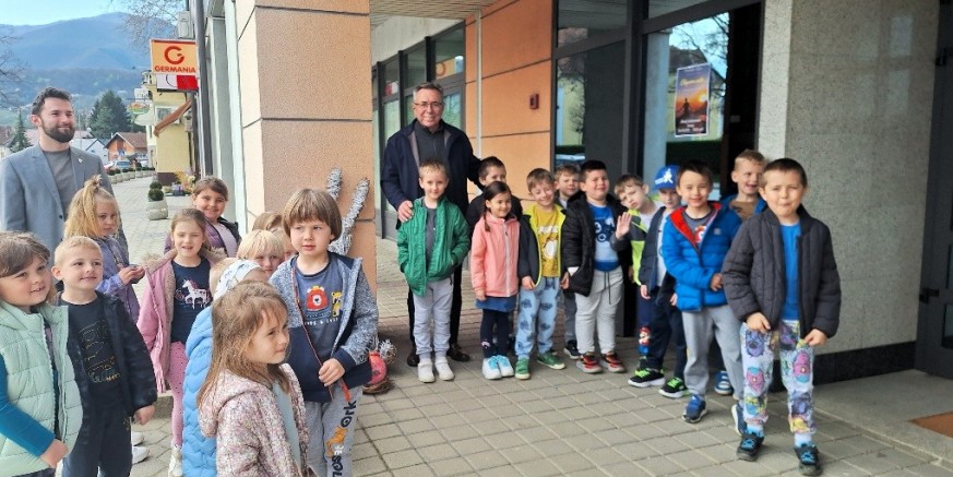 MALIŠANI DJEČJEG VRTIĆA BAMBI Pred Gradskom vijećnicom zapjevali uskrsne pjesme, postavili Uskrsnog zeca i pisanice, a ostavili i važnu poruku…