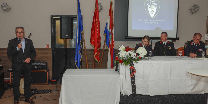 SKUPŠTINA DVD-a IVANEC Gradonačelnik M. Batinić DVD-u Ivanec uručio donaciju od 60.000 € za asfaltiranje vatrogasnog dvorišta