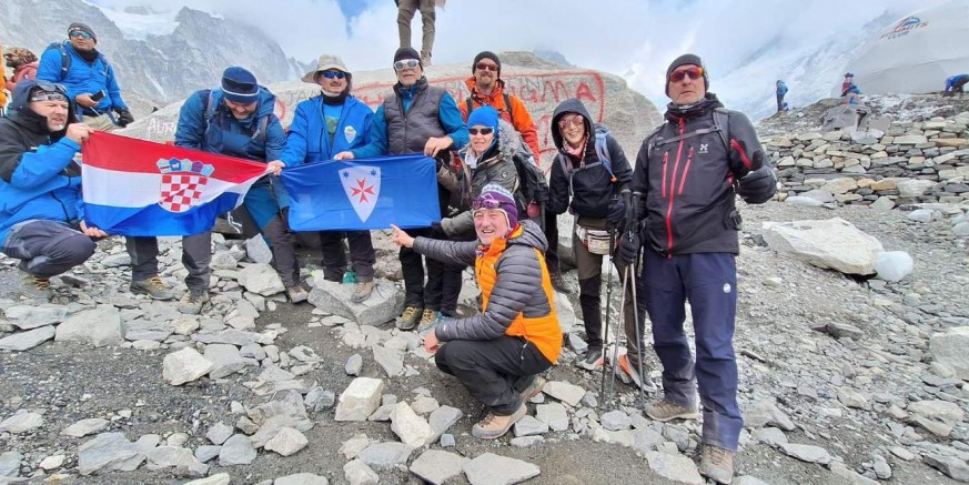 PLANINARSKI KLUB IVANEC Ivanečka zastava zavijorila se na Himalaji, na 5.364 metra nadmorske visine!
