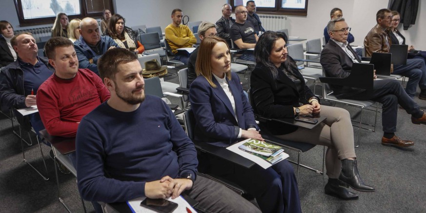 SASTANAK S PRIVATNIM IZNAJMLJIVAČIMA, UGOSTITELJIMA I OPG-OVIMA O nastupu na Gospodarskom sajmu, brendiranju, potporama turizmu, predstavljen Kalendar događanja travanj-kolovoz 2025.