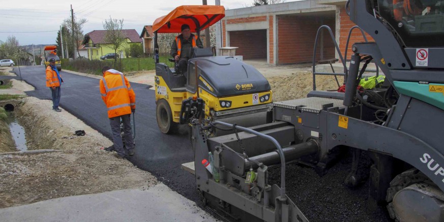 PUNIKVE U tijeku nastavak asfaltiranja dijela glavne ceste kroz naselje, polaže se završni fini asfaltni sloj
