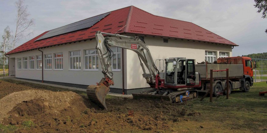 U SUSRET OTVARANJU DRUŠTVENOG CENTRA SALINOVEC Uređuje se okoliš nekadašnje stare škole, otvaranje u ponedjeljak, 28. travnja