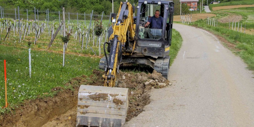CESTA OSEČKA-GAČICE Završavaju radovi na proširenju ceste u duljini od 3 km, prometnica proširena na pun profil od 4,5 m